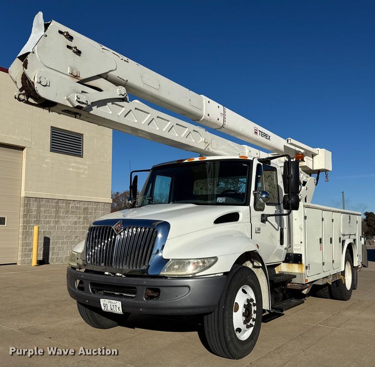 2007 International  4300 bucket truck - OG9725