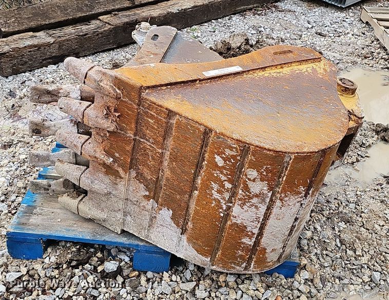 (2) Caterpillar buckets - OJ9114