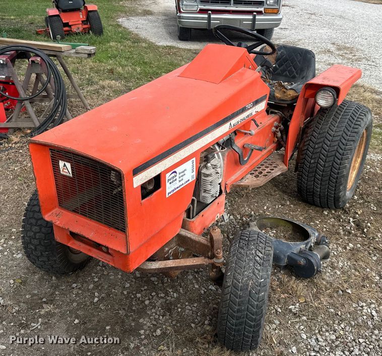 Allis-Chalmers 720 tractor - DS3242