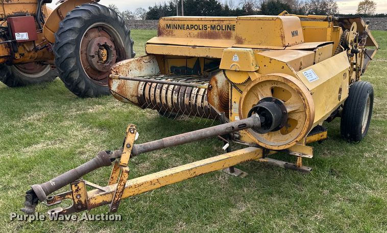 Minneapolis-Moline 1520 small square baler - DS3268