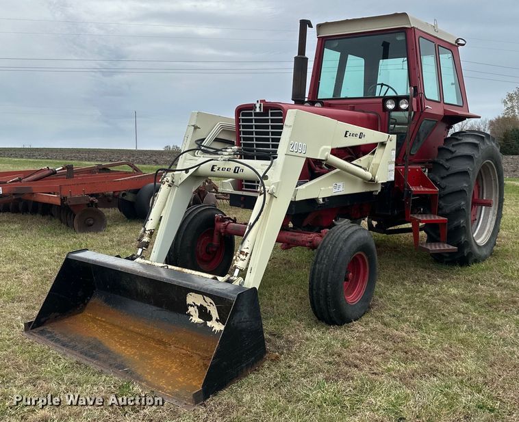 International 856 tractor - DS3273