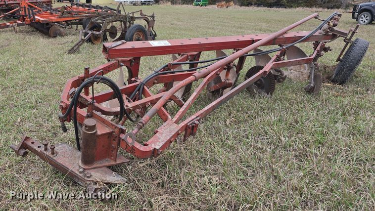 International 550 five bottom plow - DV0072