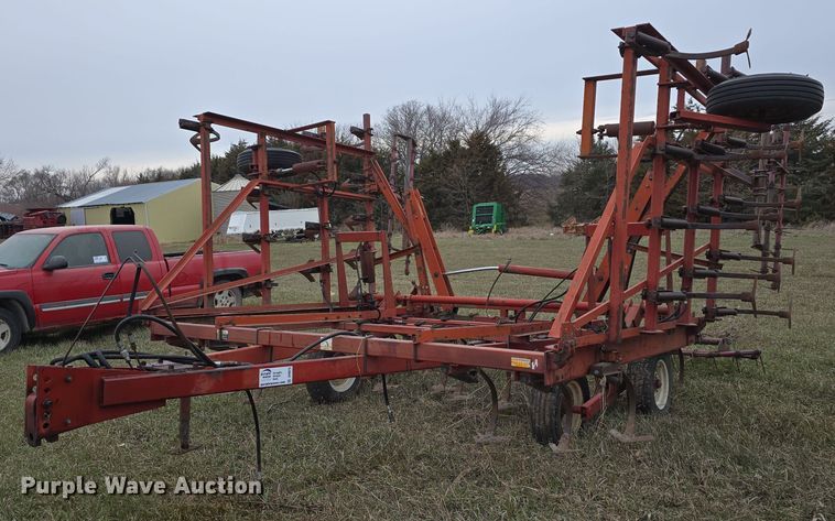 International 4500 Vibra Shank field cultivator - DV0076