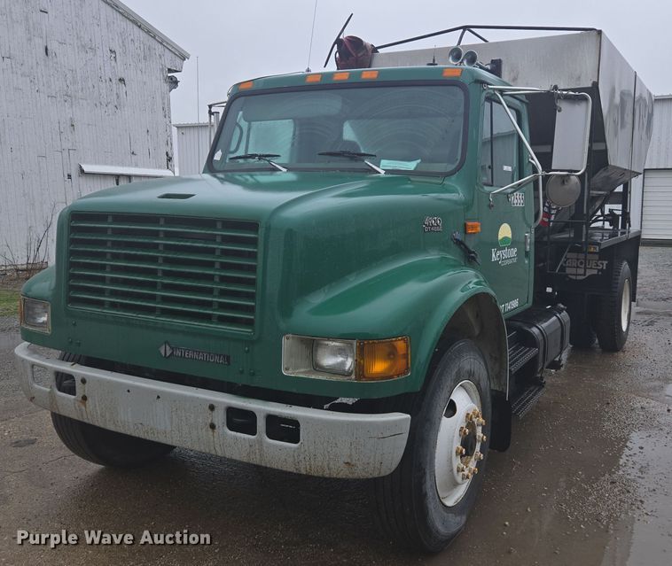 1998 International 4900 fertilizer delivery truck - DX1568