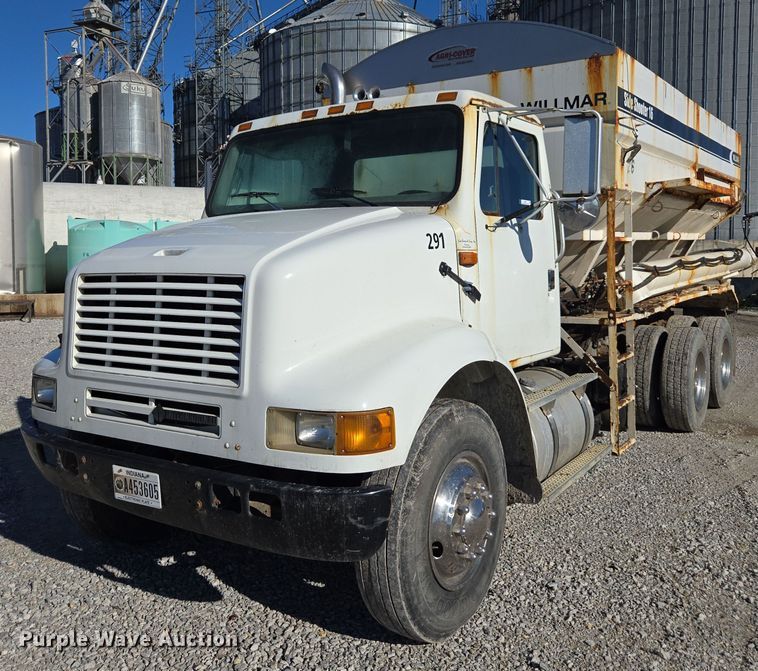 1999 International 8100 fertilizer delivery truck - DX1609