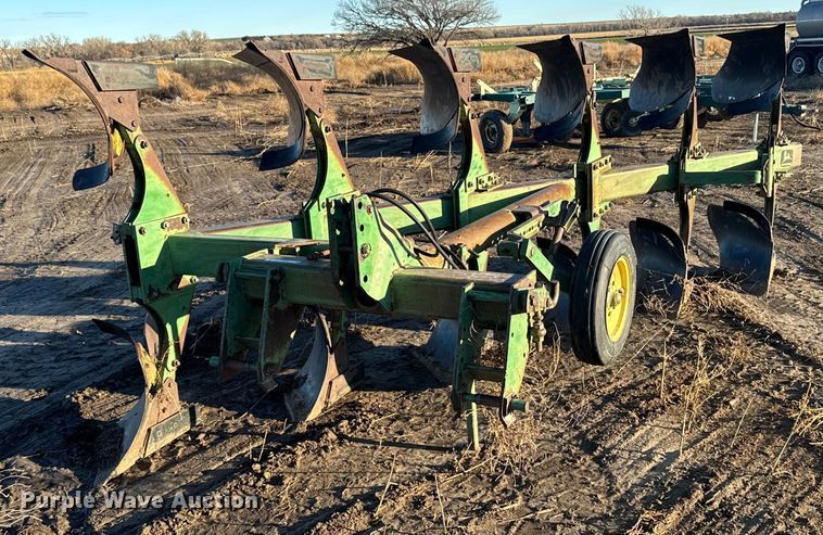 John Deere  4600 twelve bottom two-way plow - EG9998