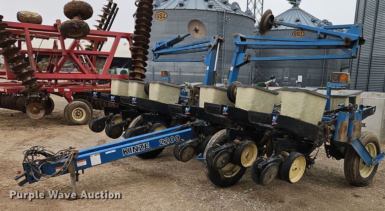 1996 Kinze 2200 planter - EI8686