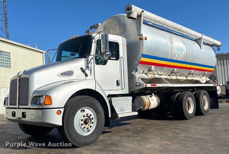 2006 Kenworth T300 feed delivery truck - EM0006