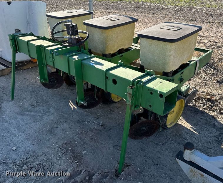 John Deere planter - LH9346