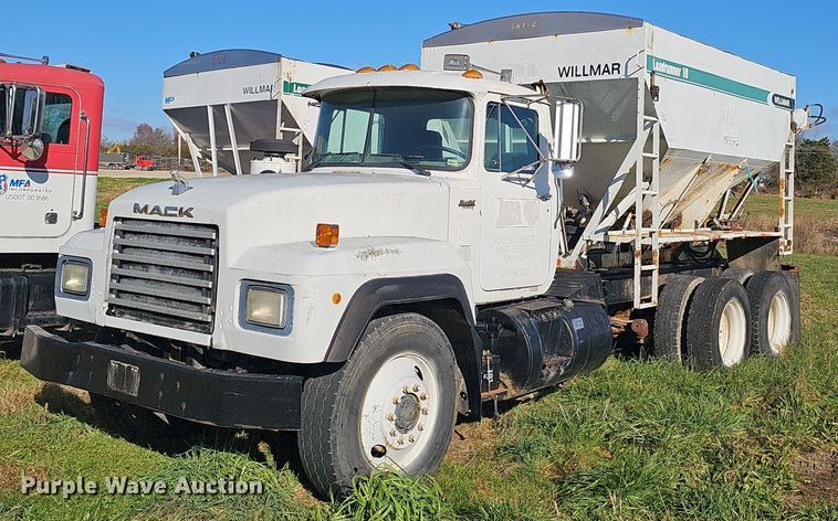 1996 Mack RD688S fertilizer delivery truck - OJ9258