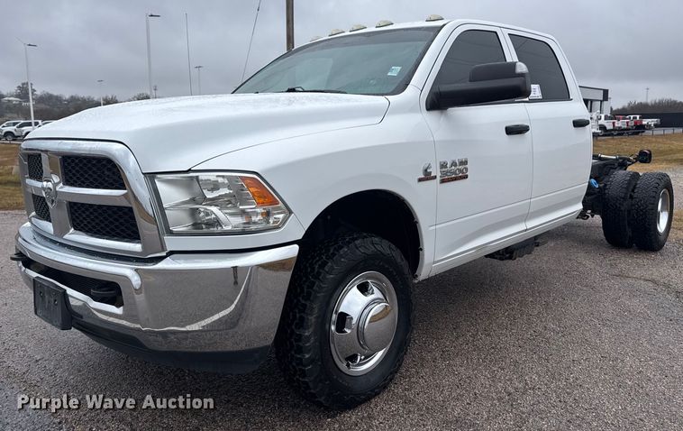 2018 Dodge Ram 3500 Crew Cab pickup truck cab and chassis - DO7685
