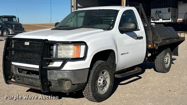 2013 GMC Sierra 2500HD flatbed pickup truck - DQ3192
