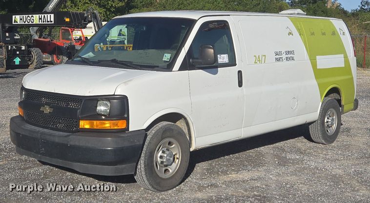 2017 Chevrolet Express 2500 van - DT5358