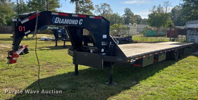 2021 Diamond C hydraulic tail equipment trailer - DT5382
