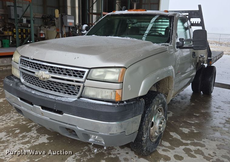 2005 Chevrolet Silverado 3500 flatbed pickup truck - DX1564