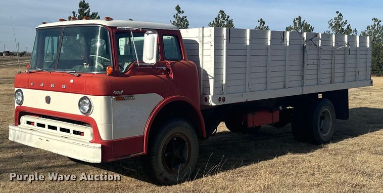 1970 Ford C700 grain truck - DX3833
