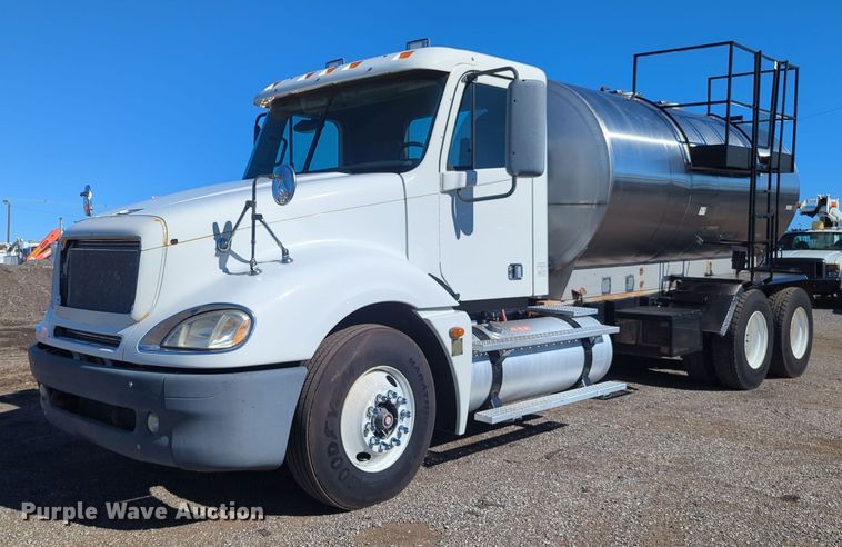 2005 Freightliner Columbia tank truck - EG2271
