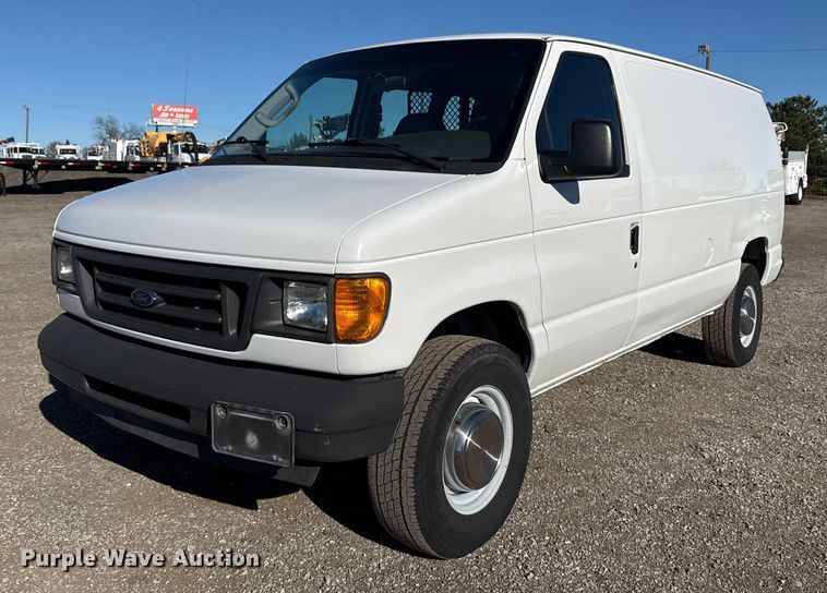 2003 Ford E350 Super Duty van - EG2313