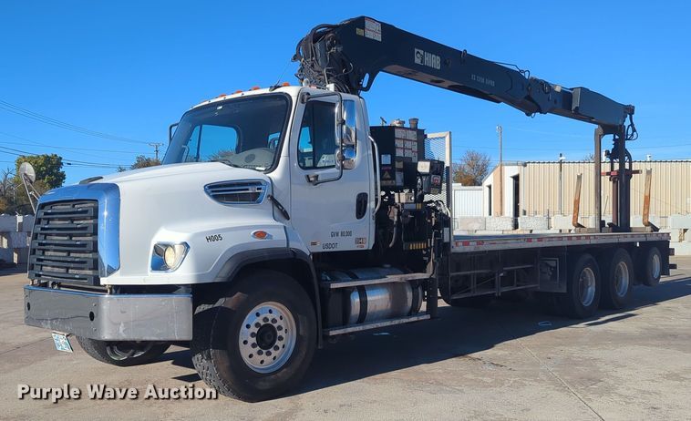 2013 Freightliner 114SD crane truck - ER4558