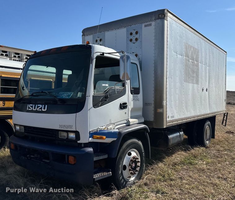 1999 Isuzu FTR box truck - ER8401