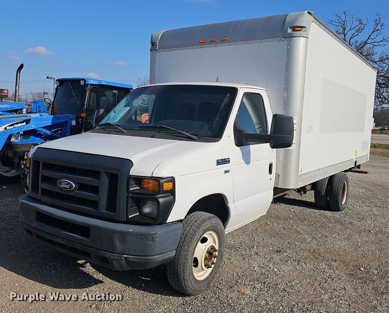 2015 Ford Econoline box truck - OJ9213