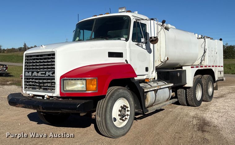 1996 Mack CH600 fuel / lube truck - DM1858