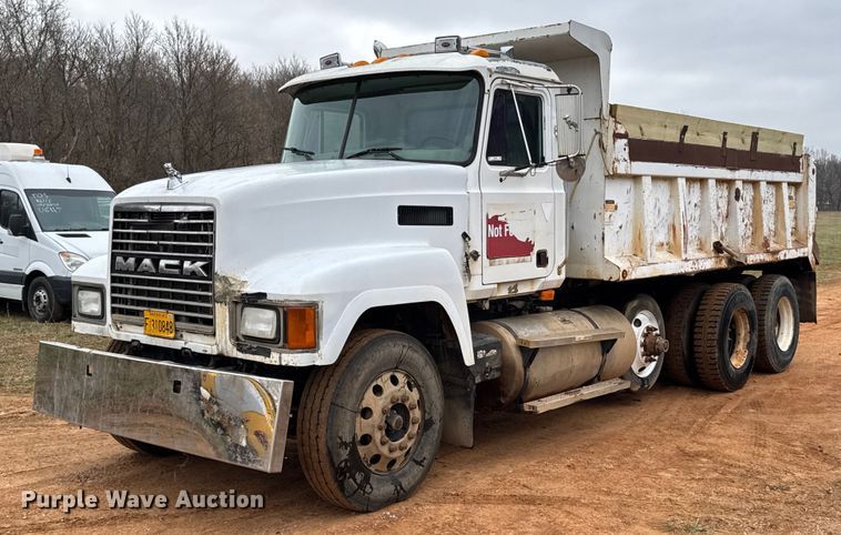 2002 Mack CH613 dump truck - DO0032