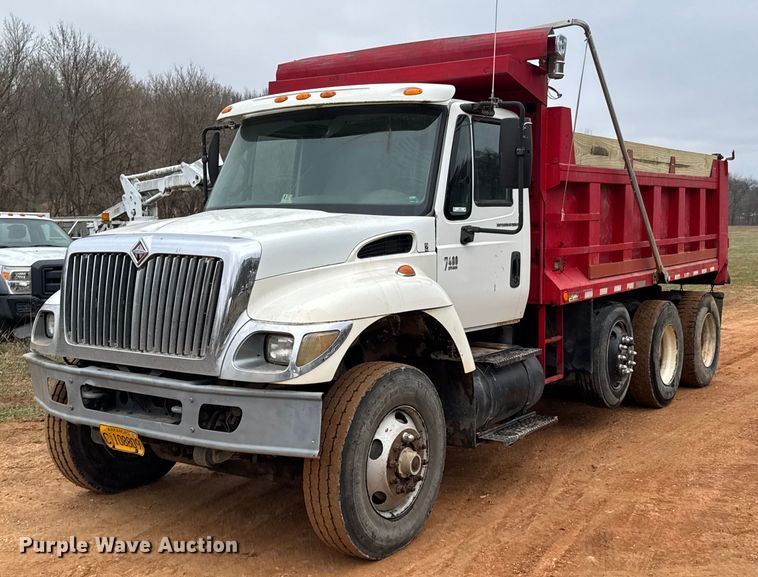 2003 International 7400 dump truck - DO0033