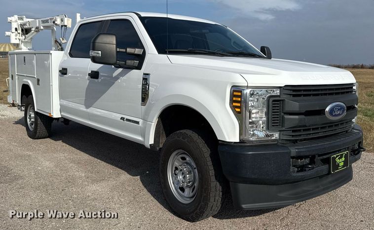 2019 Ford F250 Super Duty Crew Cab utility bed pickup truck - DO7652