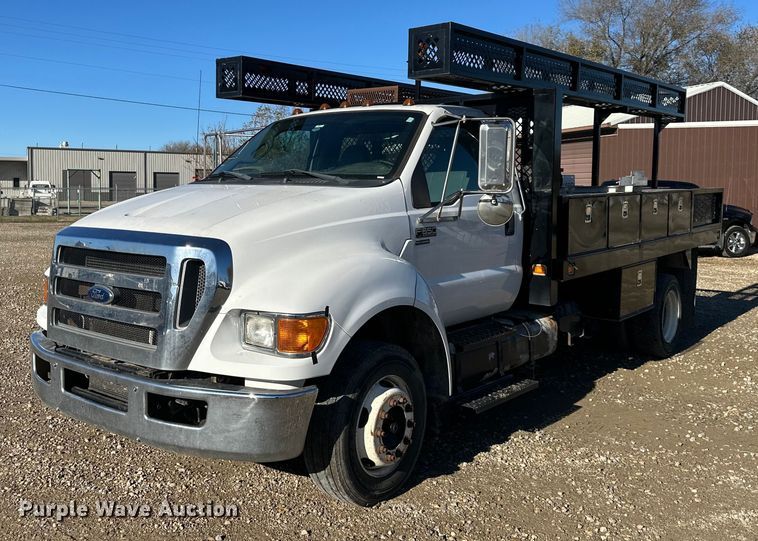 2011 Ford F650 flatbed truck - DS3337