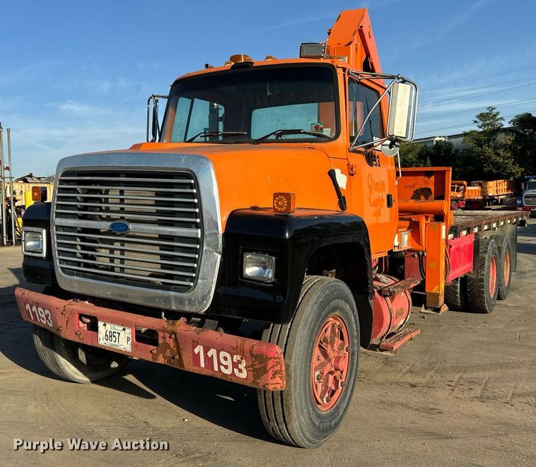 1997 Ford  LNT8000 flatbed truck with crane - DT2031