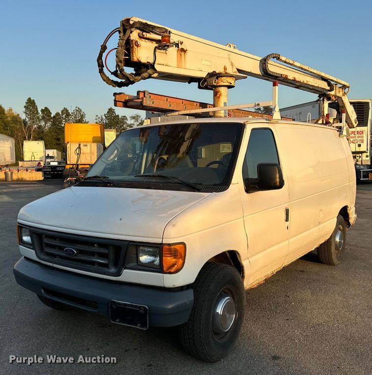 2004 Ford  Econoline E350 Super Duty van with bucket lift - DT2092