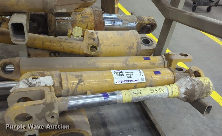 (3) Caterpillar 928G hydraulic cylinders - DT6603