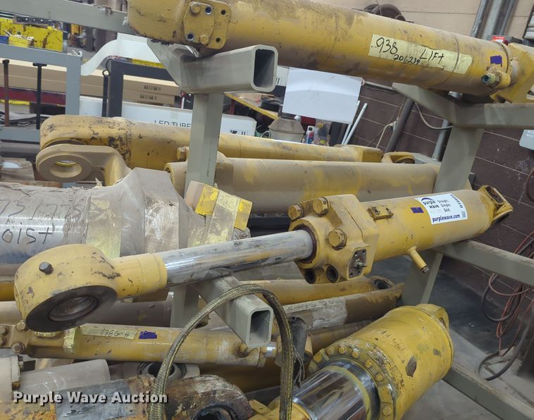 (2) Caterpillar 938G hydraulic cylinders - DT6604