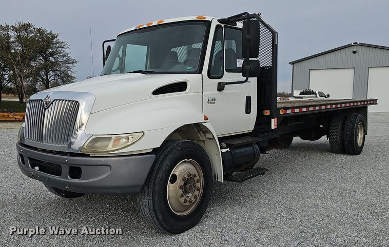 2004 International 4300 flatbed truck - DV0055