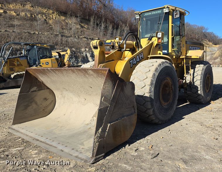 2002 John Deere 744H wheel loader - DV0106