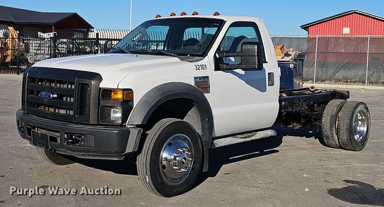 2008 Ford F550 Super Duty truck cab and chassis - DV0130