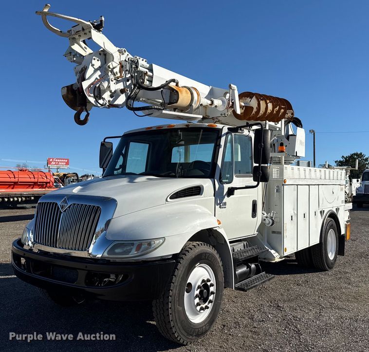 2005 International 4300 digger derrick truck - EG2292
