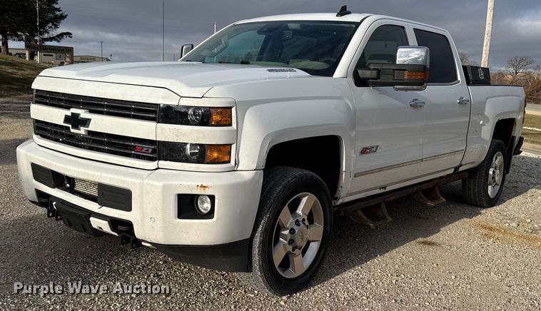 2016 Chevrolet Silverado 2500HD Crew Cab pickup truck - EG7061