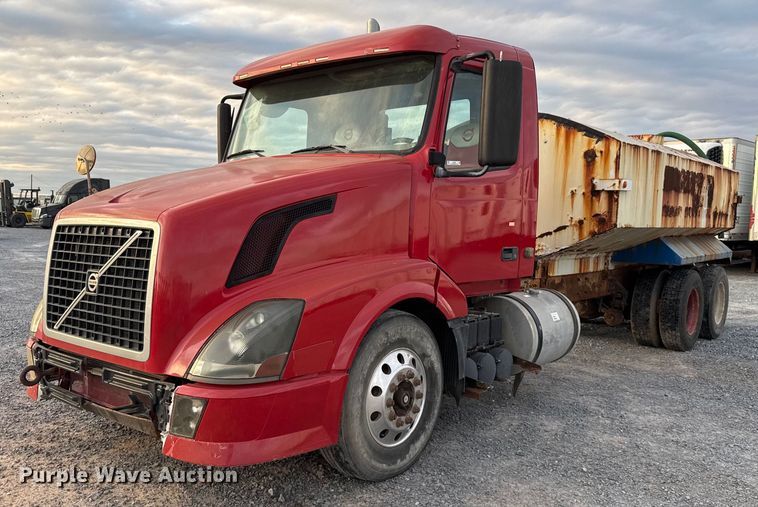 2009 Volvo VN water truck - EJ3228