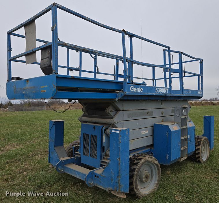 2004 Genie  5390RT scissor lift - EQ3680