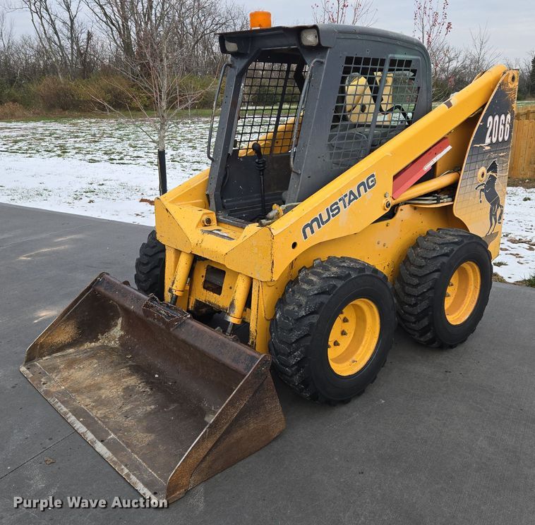 2008 Mustang  2066 skid steer loader - EQ3692