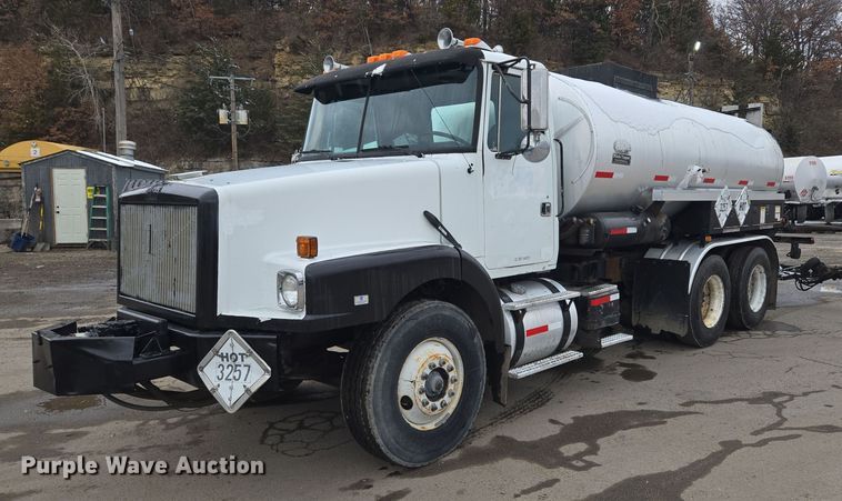 1994 White GMC WG oil distributor truck - EQ3698