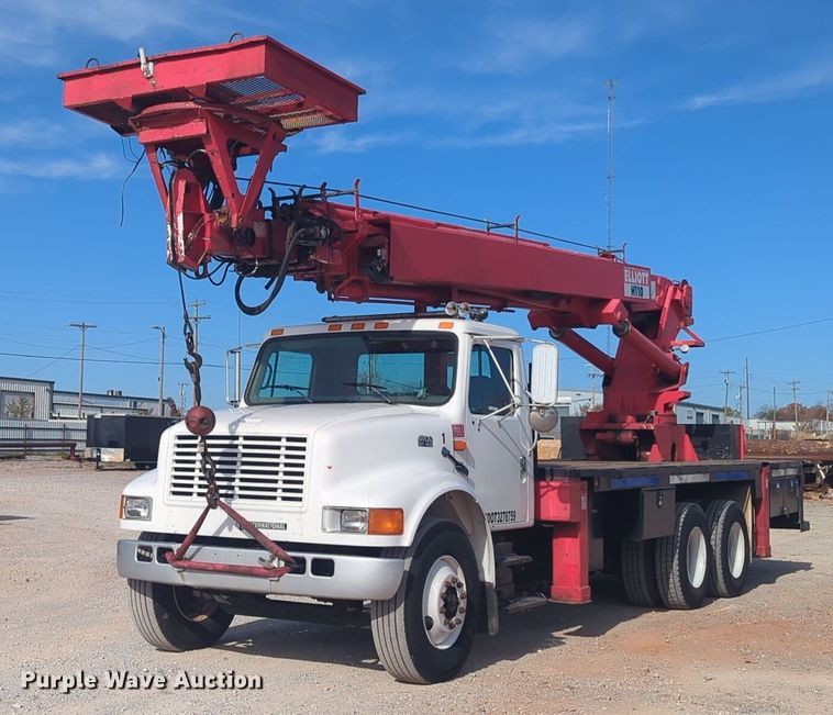 1995 International 4900 crane truck - ER4572