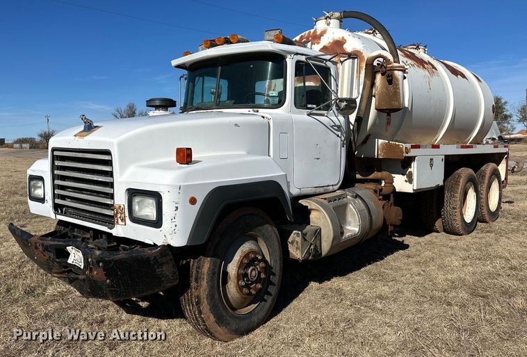 1992 Mack RD688S water truck - ER8348
