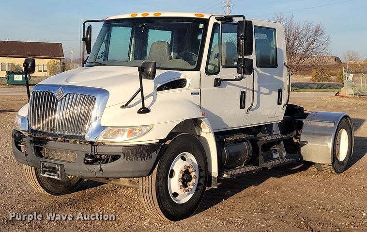 2009 International  DuraStar 4300 semi truck - OH9418