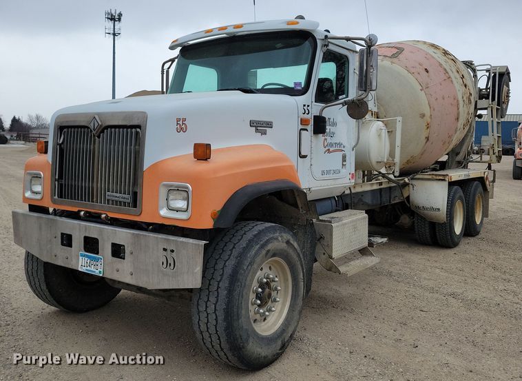 2001 International 5500i ready mix truck - OH9464