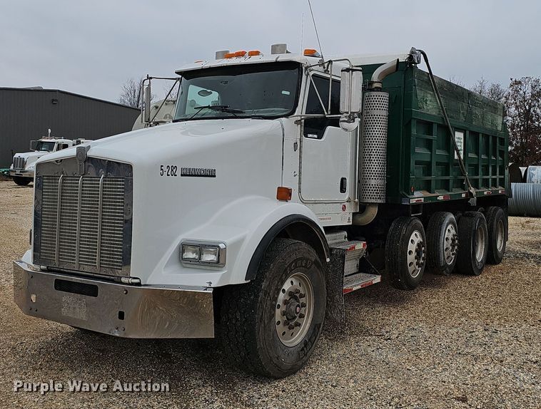 2005 Kenworth T800 dump truck - OJ9186