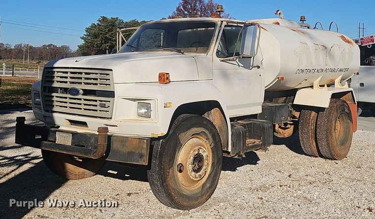 1989 Ford F800 water truck - OJ9220