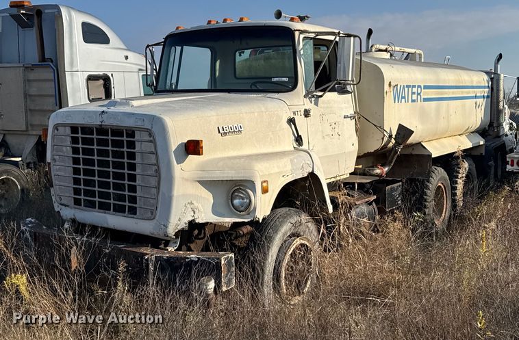 1982 Ford L8000 water truck - DJ9746